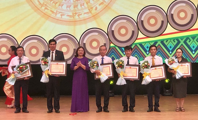 Ban tổ chức tặng Bằng khen của Bộ Bộ VH-TT&DL cho c&aacute;c tập thể, c&aacute; nh&acirc;n.