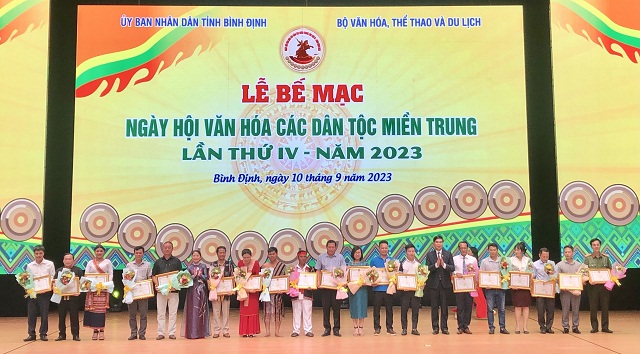 Ban tổ chức tặng Bằng khen của UBND tỉnh B&igrave;nh Định cho c&aacute;c tập thể, c&aacute; nh&acirc;n