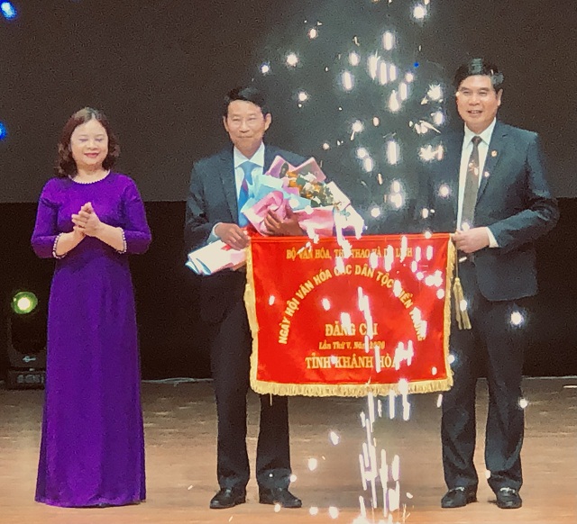 Ban tổ chức trao cờ đăng cai Ng&agrave;y hội văn h&oacute;a c&aacute;c d&acirc;n tộc miền Trung lần thứ V &ndash; năm 2026 cho đại diện UBND tỉnh Kh&aacute;nh Ho&agrave;.