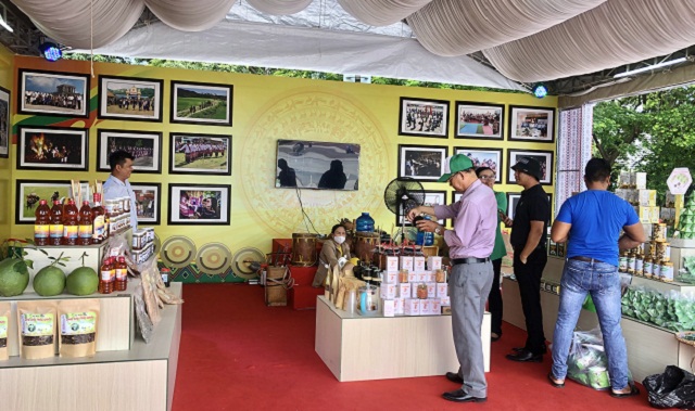 Một g&oacute;c gian h&agrave;ng sản phẩm OCOP của B&igrave;nh Định.