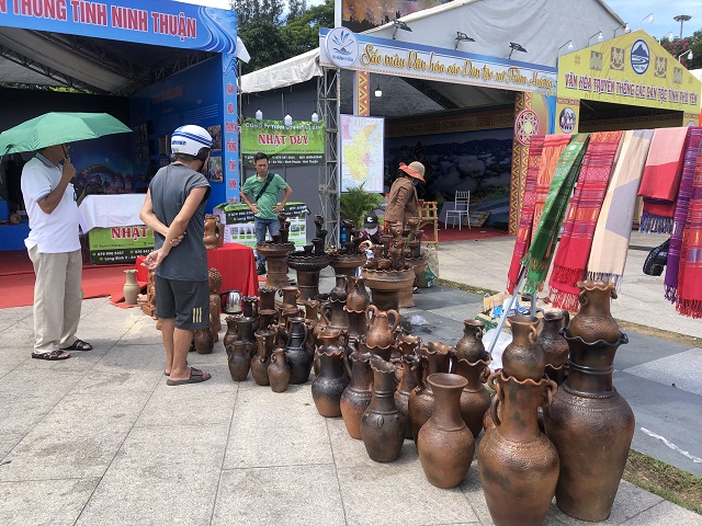 Gian h&agrave;ng trưng b&agrave;y sản phẩm đặc trưng của Ninh Thuận.