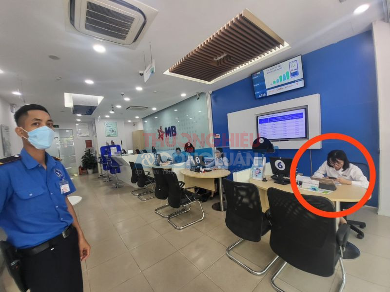 Góc tư vấn bán hàng của bảo hiểm MB Ageas đặt ngay vị trí cửa ra vào tại một phòng giao dịch của ngân hàng MB Bank trên đường Nguyễn Khánh Toàn