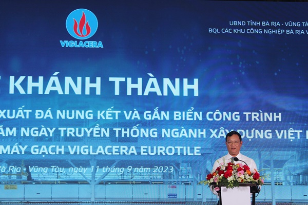 Ông Quách Hữu Thuận, Phó Tổng giám đốc Tổng công ty Viglacera, Giám đốc Công ty Cổ phần Viglacera Tiên Sơn (Chủ đầu tư) giới thiệu công nghệ sản xuất đá nung kết và quá trình đầu tư dự án