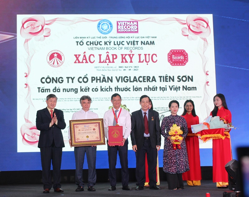 Tổ chức Kỷ lục Việt Nam trao chứng nhận xác lập kỷ lục “Tấm đá nung kết có kích thước lớn nhất Việt Nam” cho Viglacera Tiên Sơn