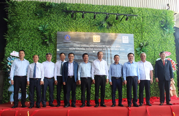 Các đại biểu cùng doanh nghiệp thực hiện nghi thức gắn biển công trình chào mừng kỷ niệm 65 năm ngày truyền thống ngành xây dựng Việt Nam