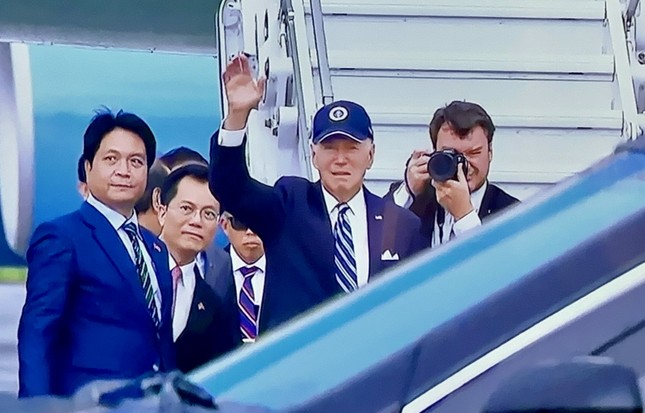 Tổng thống Mỹ Joe Biden vẫy tay chào trước khi lên máy bay rời Việt Nam. (Ảnh: Nhật Minh)