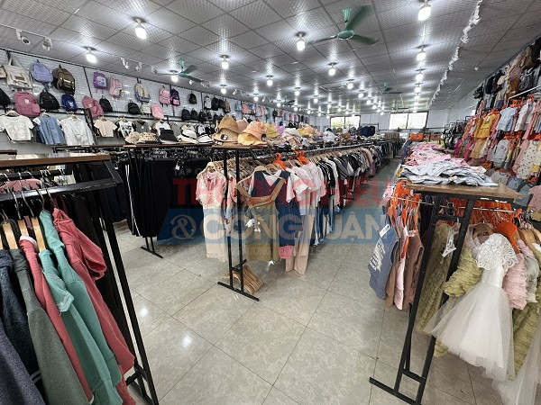 Toàn bộ tầng 2 Ola Xinh Ân Thi dùng để bày bán quần áo, ba lô, mũ, quần áo sơ sinh,...