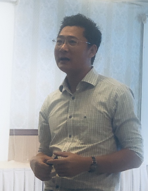 Ông Lê Văn Sáng đang giới thiệu về nghiệp vụ hướng dẫn viên du lịch.