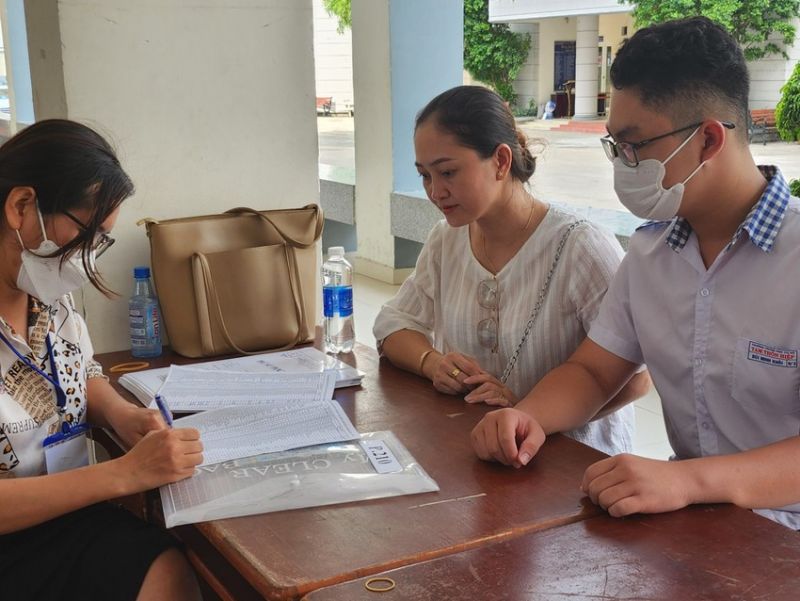 Học sinh lớp 10 đến làm hồ sơ nhập học tại Trường THPT Bùi Thị Xuân, quận 1
