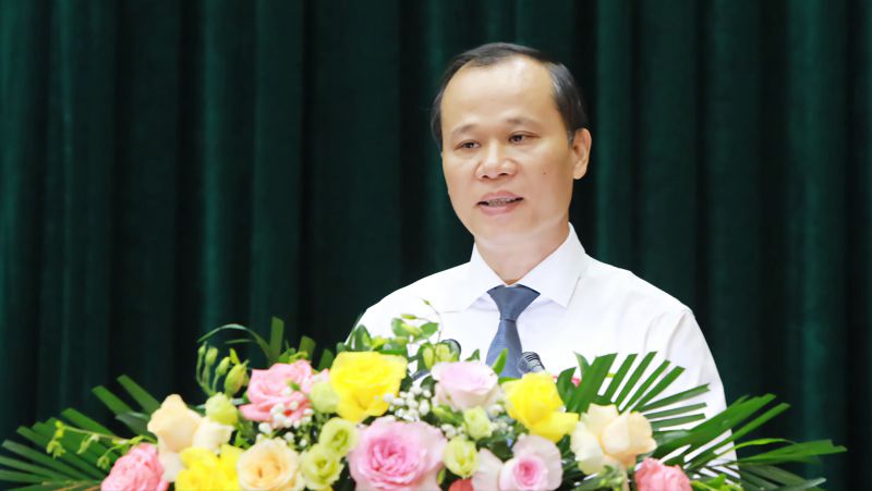 Phó Chủ tịch Thường trực UBND tỉnh Bắc Giang - Mai Sơn trình bày các dự thảo nghị quyết.