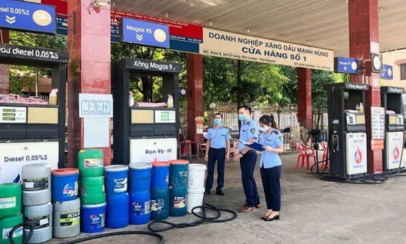 Xử phạt và tước giấy phép đối với 16 thương nhân phân phối xăng dầu