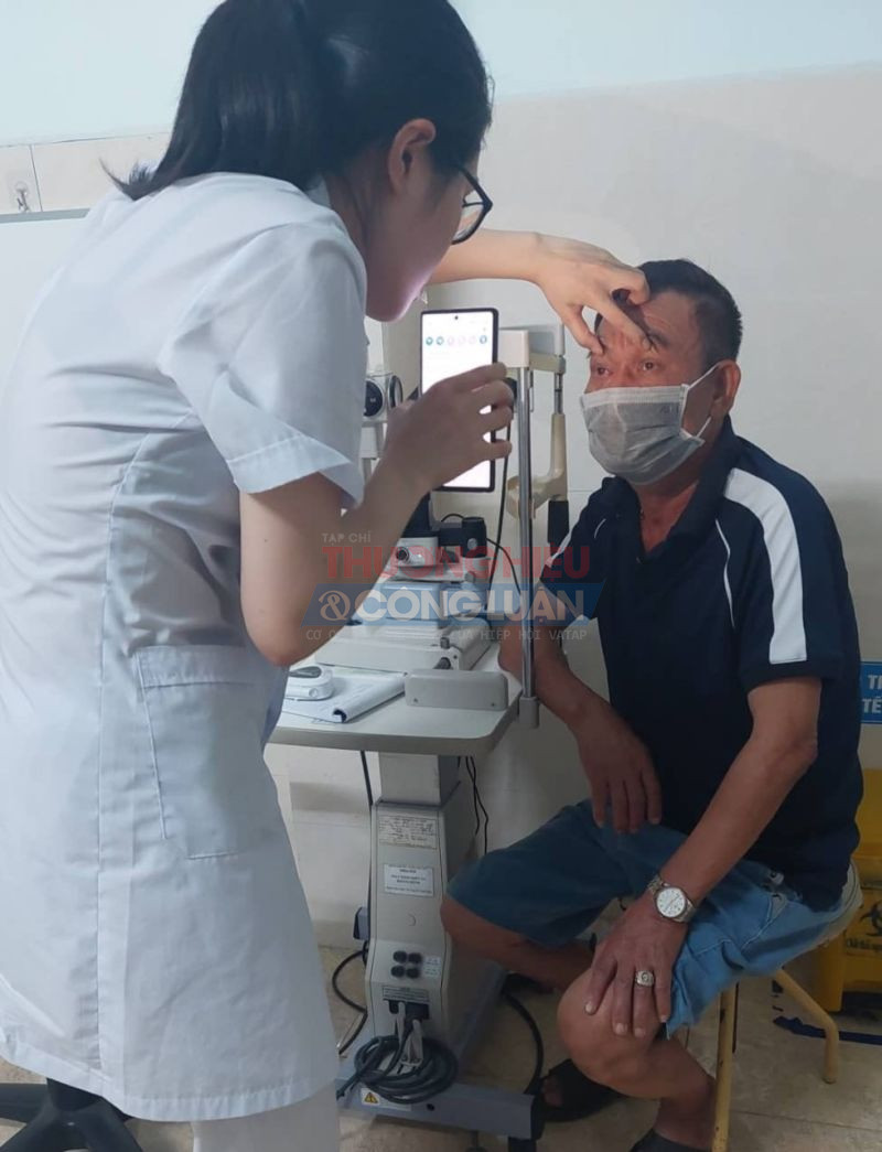 Người bệnh bị đau mắt đến khám tại cơ sở y tế