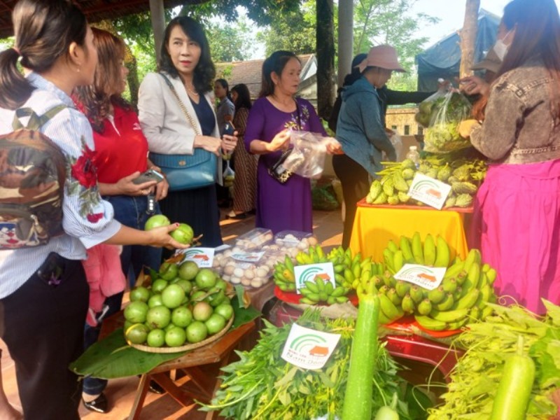 Những sản phẩm nông sản, thực phẩm, rau, củ, quả.. thu hút du khách ở Chợ Phiên tổ chức cuối tuần ở Nam Đông