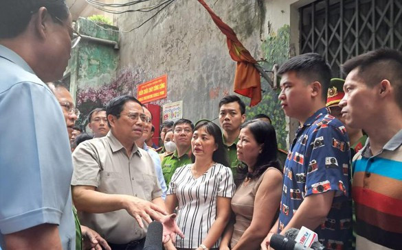 Thủ tướng Phạm Minh Chính có mặt tại hiện trường trao đổi với người dân tại hiện trường vụ cháy chung cư mini ở Hà Nội