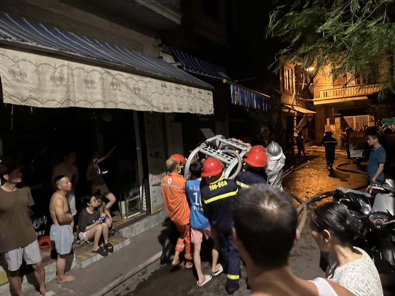 Cảnh sát Phòng cháy chữa cháy và cứu hộ, cứu nạn đưa máy phát điện vào hiện trường. (Ảnh: CTV Nguyễn Hải)