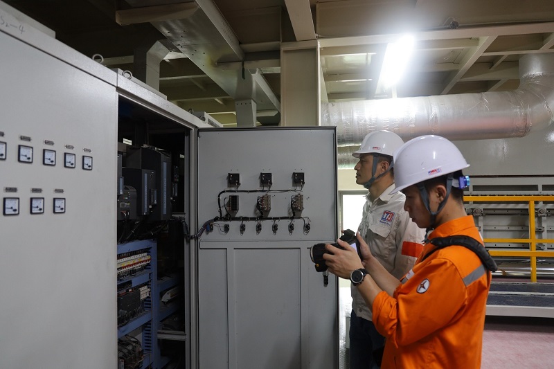 Nhân viên Điện lực Kim Động kiểm tra tủ điện của khách hàng tại nhà máy 3 Công ty Cổ phần Thuận Đức