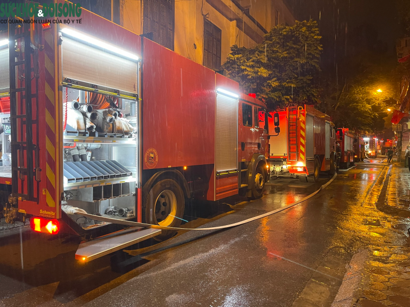 Nhận được tin báo, lực lượng chức năng điều hàng chục xe cứu hỏa để dập lửa