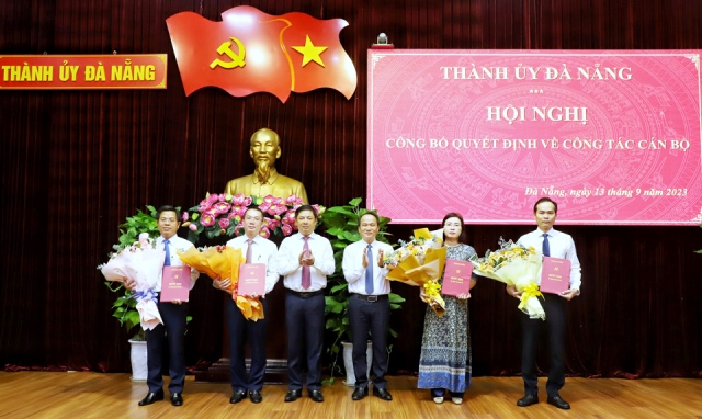 Phó Bí thư Thường trực Thành ủy Đà Nẵng Lương Nguyễn Minh Triết (thứ 3, bên trái sang) chúc mừng các cán bộ được điều động, luân chuyển