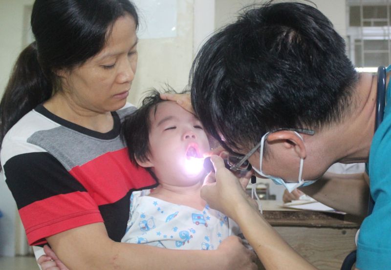 Bác sĩ Bệnh viện Nhi đồng Đồng Nai thăm khám cho bệnh nhi bị bệnh tay chân miệng