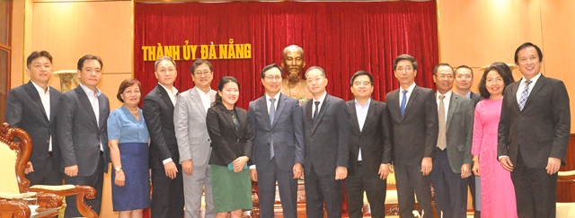 Đoàn công tác tổ hợp Samsung chụp ảnh lưu niệm với lãnh đạo thành phố Đà Nẵng và các sở, ban, ngành