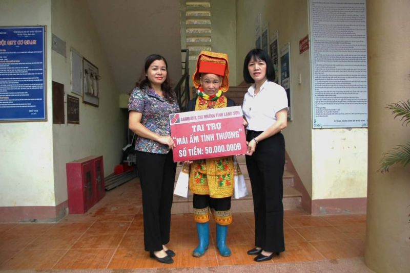 Nhà tài trợ trao biểu trưng hỗ trợ kinh phí xây nhà cho gia đình chị Hoàng Múi Phin, xã mẫu Sơn, huyện Cao Lộc