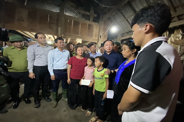Phó Thủ tướng cùng đoàn đã đến thăm hỏi, chia buồn sâu sắc nhất tới thân nhân, gia đình người bị nạn tại thôn Nậm Than, xã Liên Minh Sa Pa (Lào Cai)