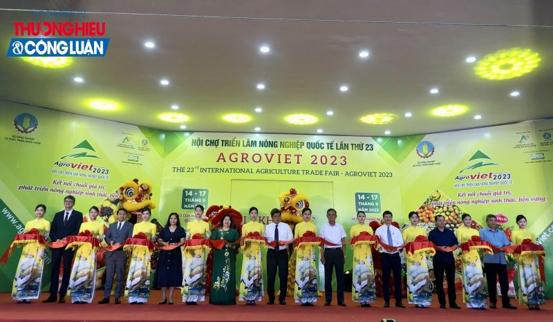 Thứ trưởng Bộ NN-PTNT Trần Thanh Nam cùng đại diện các bên cắt băng khai mạc AgroViet 2023.