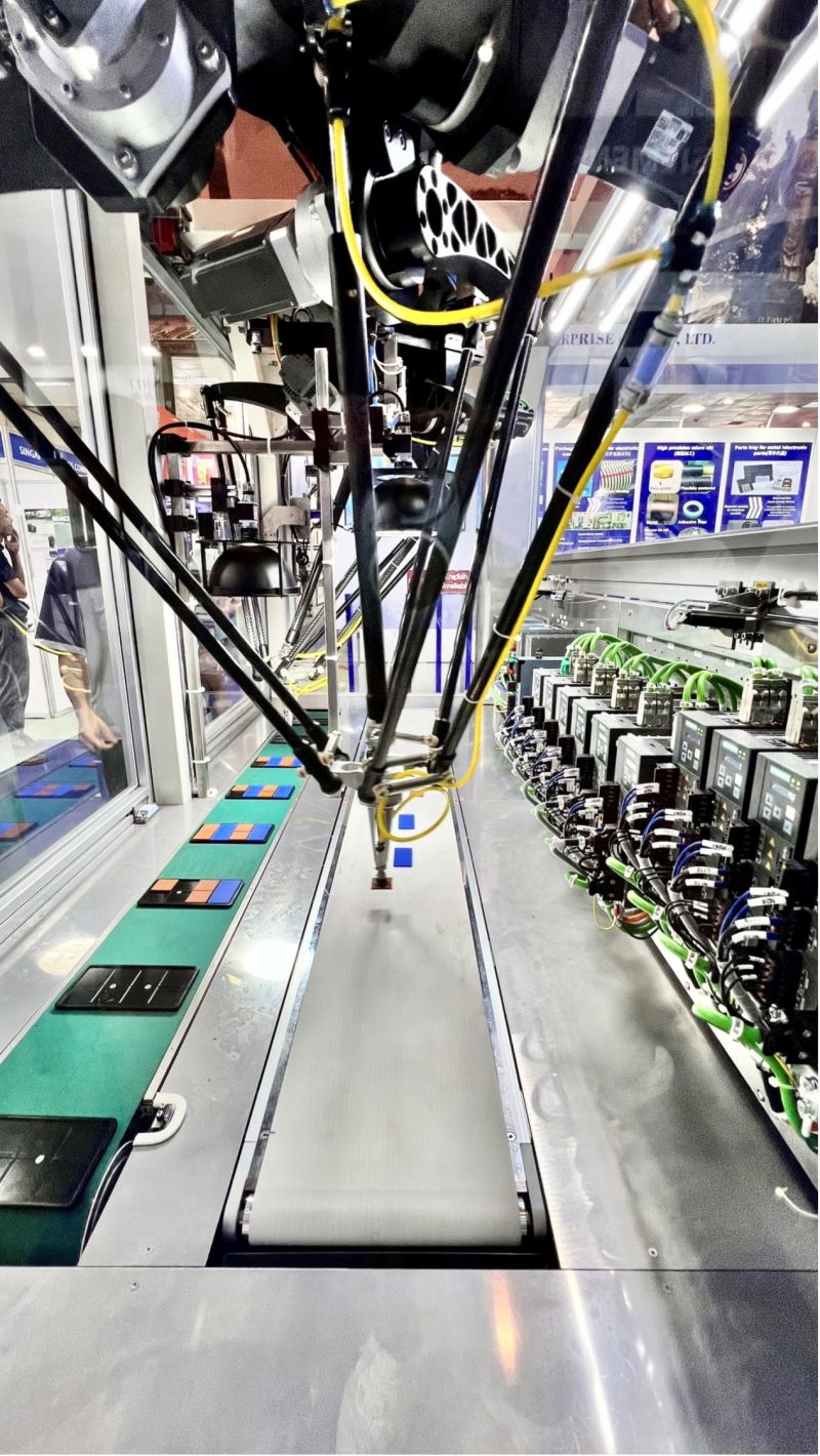 Ứng dụng Robot gắp thả vật phẩm đồng bộ theo tốc độ của băng tải
