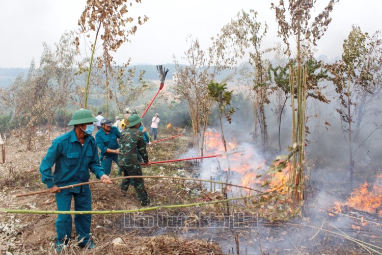 Lực lượng chức năng tham gia chữa cháy rừng Lực lượng chức năng tham gia chữa cháy rừng