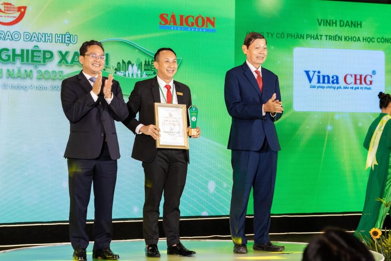 Ông Nguyễn Viết Hồng, Tổng giám đốc Vina CHG nhận giải thưởng Doanh nghiệp xanh TP.HCM năm 2023