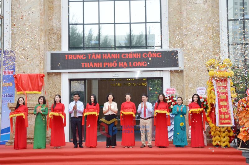 Các đại biểu cắt băng khánh thành, đưa trụ sở mới Trung tâm Hành chính công thành phố vào sử dụng. Các đại biểu thực hiện nghi thức gắn biển công trình chào mừng kỷ niệm 30 năm Ngày thành lập TP Hạ Long cho công trình Trung tâm Hành chính công thành phố. Các đại biểu cắt băng khánh thành, đưa trụ sở mới Trung tâm Hành chính công thành phố vào sử dụng. Các đại biểu thực hiện nghi thức gắn biển công trình chào mừng kỷ niệm 30 năm Ngày thành lập TP Hạ Long cho công trình Trung tâm Hành chính công thành phố.