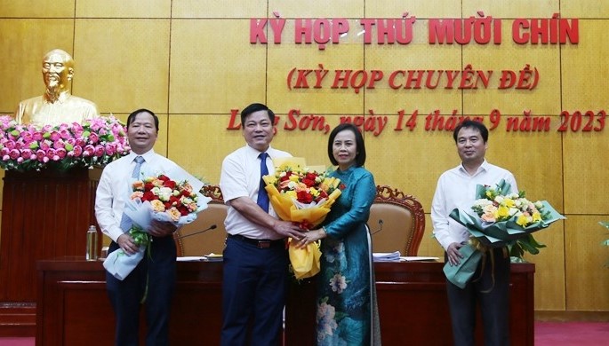 Chủ tịch HĐND tỉnh Lạng Sơn Đoàn Thị Hậu tặng hoa cho các đồng chí được bầu bổ sung và miễn nhiệm Ủy viên UBND tỉnh Lạng Sơn khoá XVII, nhiệm kỳ 2021 - 2026