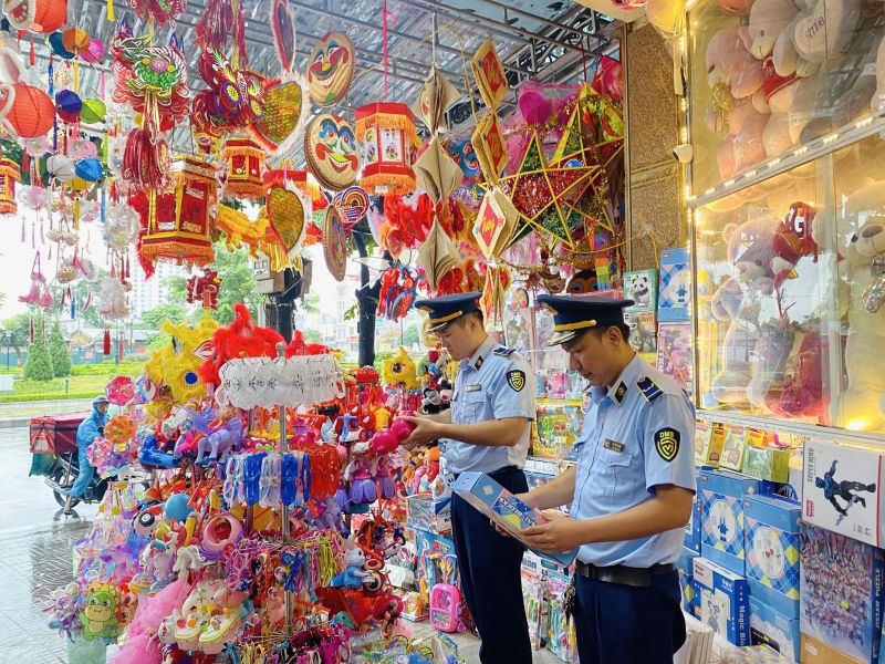 Lực lượng quản lý thị trường Lạng Sơn kiểm tra hàng hóa phục vụ Tết Trung thu