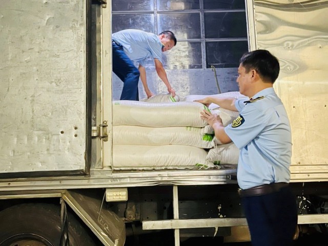 , lực lượng chức năng phát hiện 3.000 kg đường tinh luyện loại ERAWAN SUGAR do Thái Lan sản xuất không có hóa đơn, chứng từ chứng minh tính hợp pháp của hàng hóa.