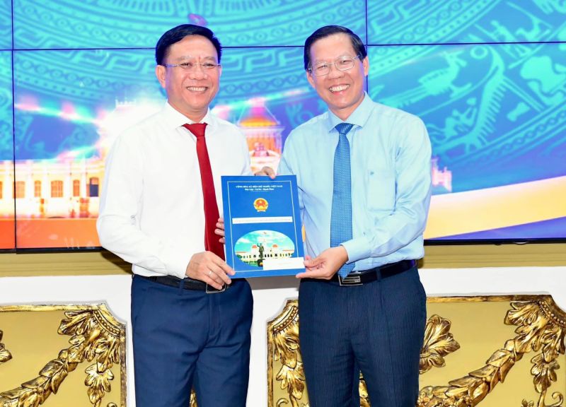 Chủ tịch UBND TPHCM Phan Văn Mãi trao quyết định cho tân Phó Giám đốc Sở TT&TT Nguyễn Ngọc Hồi