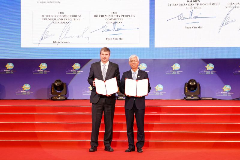 Phó Chủ tịch UBND TP.HCM Võ Văn Hoan cùng Giám đốc Điều hành Diễn đàn kinh tế thế giới trao bản Tuyên bố chung.