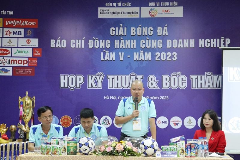 Nhà báo Nguyễn Nam Thắng, Tổng Biên tập Tạp chí Doanh nghiệp và Thương hiệu nông thôn, Trưởng ban tổ chức phát biểu tại buổi họp kỹ thuật và bốc thăm chia bảng.