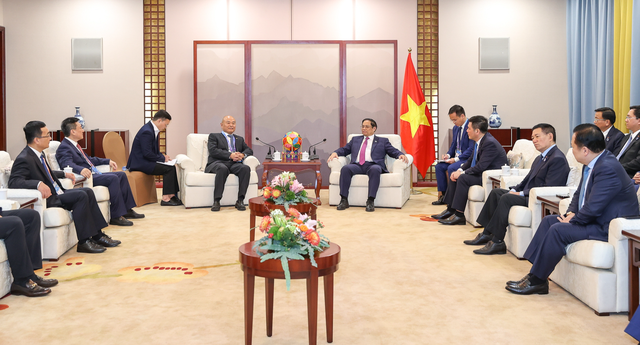 Thủ tướng và ngài Chủ tịch đã trao đổi về khả năng nghiên cứu các phương án xây dựng tuyến đường sắt Hà Nội - Lào Cai - Hải Phòng khoảng 388 km - Ảnh: VGP/Nhật Bắc