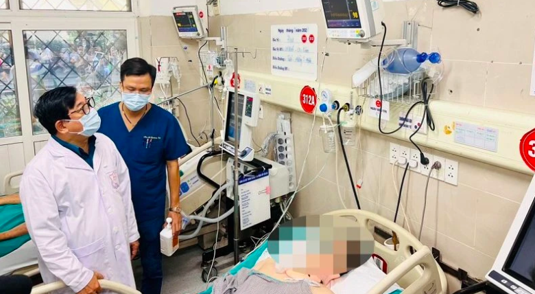 Các bệnh nhân trong vụ cháy chung cư Khương Đình đang được cứu chữa tích cực tại Bệnh viện Bạch Mai
