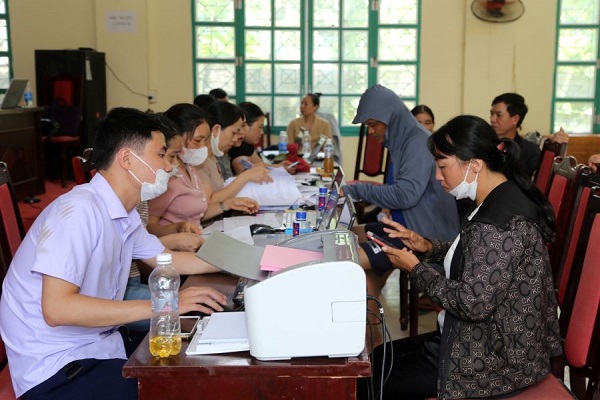 C&ocirc;ng ty Cổ phần Đồng Tả Phời - Vinacomin chi trả tiền hỗ trợ cho c&aacute;c hộ d&acirc;n bị