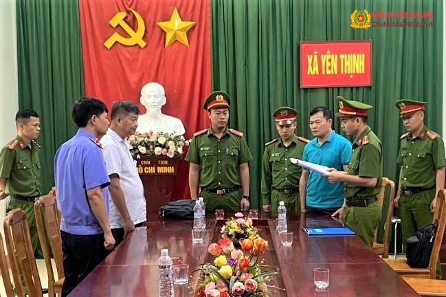 Lực lượng chức năng thi hành lệnh bắt bị can để tạm giam đối với Vy Hồng Phong. (Ảnh: Công an huyện Hữu Lũng)