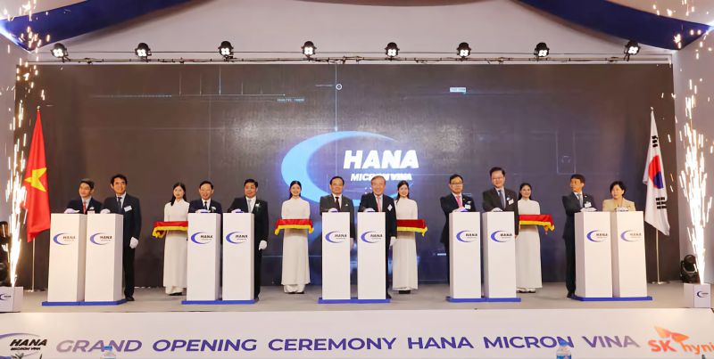 Phó Thủ tướng Trần Lưu Quang và các đại biểu nhấn nút khánh thành nhà máy.