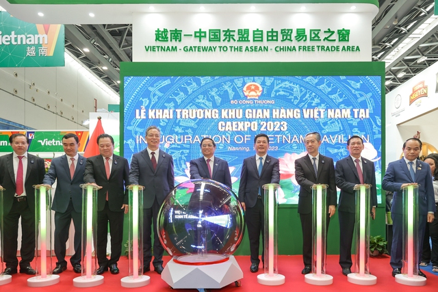 Thủ tướng và các đại biểu bấm nút khai trương khu gian hàng Việt Nam tại CAEXPO - Ảnh: VGP/Nhật Bắc