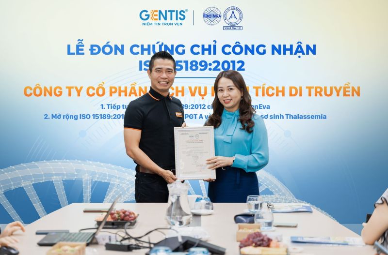 Ông Đỗ Mạnh Hà, Tổng giám đốc GENTIS, thay mặt đơn vị đón nhận Chứng chỉ công nhận ISO 15189:2012 từ bà Trần Thị Thu Hà, Giám đốc Văn phòng Công nhận chất lượng (BoA)