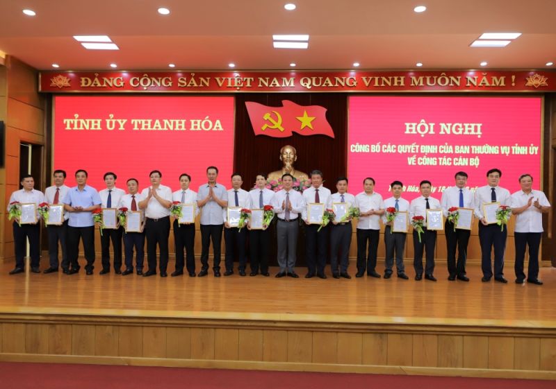 Bí thư Tỉnh ủy Đỗ Trọng Hưng và Phó Bí thư Tỉnh ủy Trịnh Tuấn Sinh cùng các đồng chí Ủy viên Ban Thường vụ Tỉnh ủy chúc mừng các đồng chí cán bộ được điều động, luân chuyển.