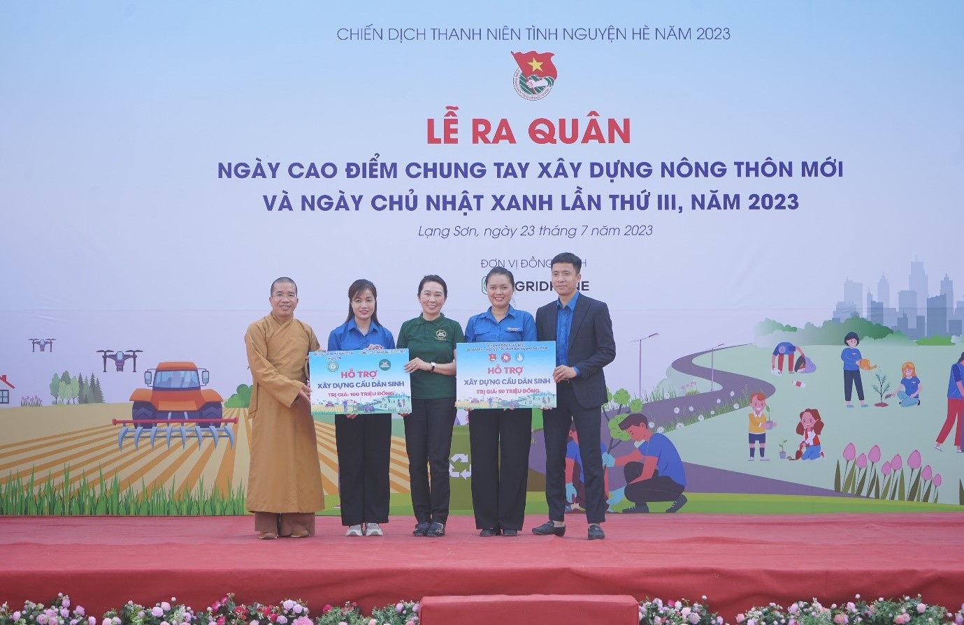 2/ Đại diện Công ty CP hữu nghị Xuân Cương trao ủng hộ xây dựng cầu dân sinh tại huyện Chi Lăng (Lạng Sơn)