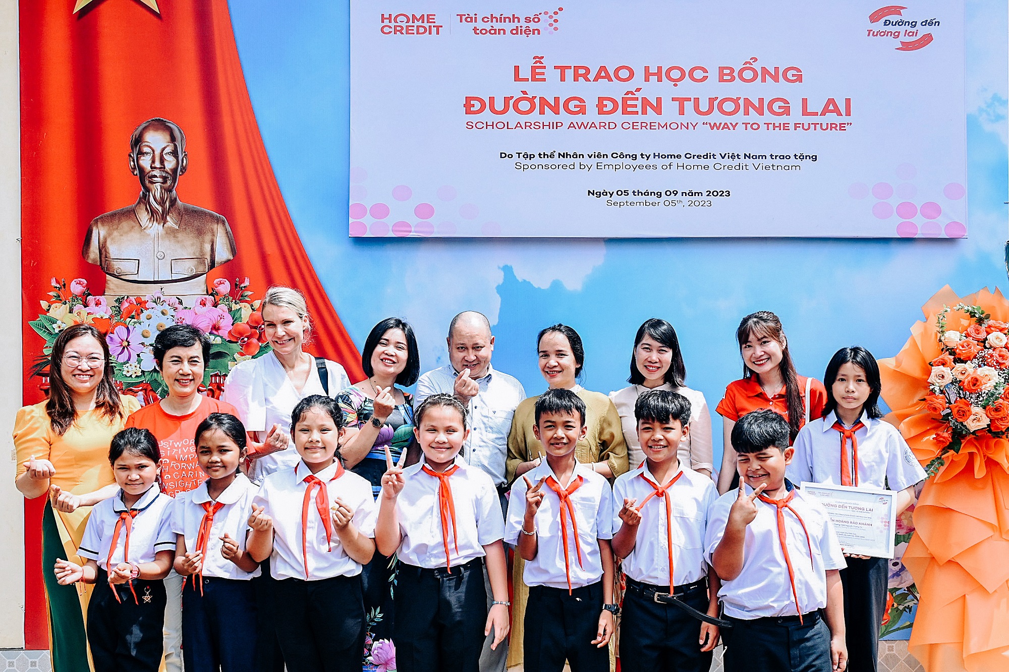 Tám suất học bổng đã được trao tặng cho các em học sinh nghèo thị xã Buôn Hồ, Đắk Lắk.