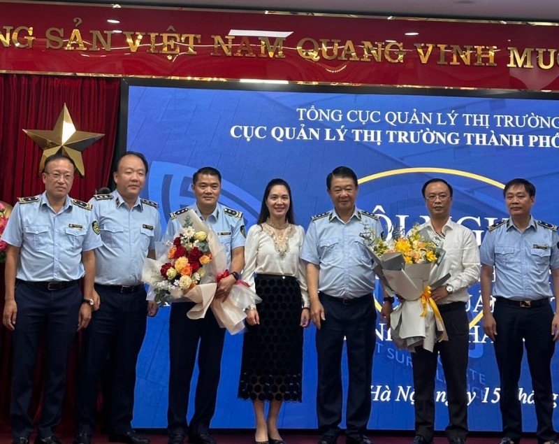 Ông Dương Mạnh Hùng (áo trắng) nhận hoa chúc mừng đảm nhiệm vị trí công tác mới
