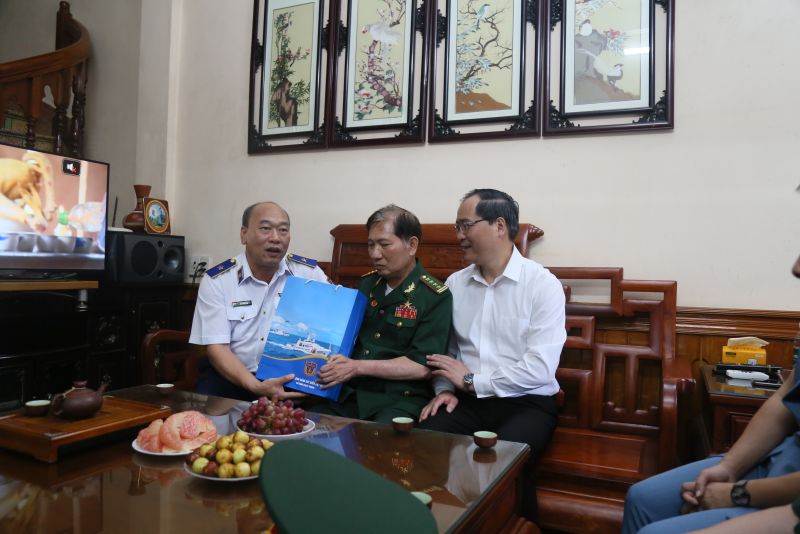 Thiếu tướng Lê Quang Đạo, Tư lệnh Cảnh sát biển Việt Nam và Phó Chủ tịch Thường trực UBND tỉnh Lạng Sơn Dương Xuân Huyên tặng quà Anh hùng LLVTND Nông Văn Phieo