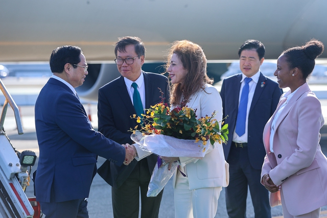 Ra sân bay đón Thủ tướng Chính phủ Phạm Minh Chính và đoàn đại biểu Việt Nam có đại diện chính quyền thành phố San Francisco - Ảnh: VGP/Nhật Bắc